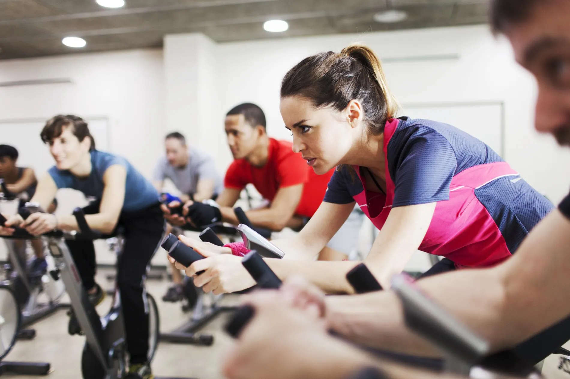 Le cycling en salle révolutionne le bien-être à Paris : les spots incontournables, les expériences uniques et 6 raisons irrésistibles de monter en selle dès aujourd’hui